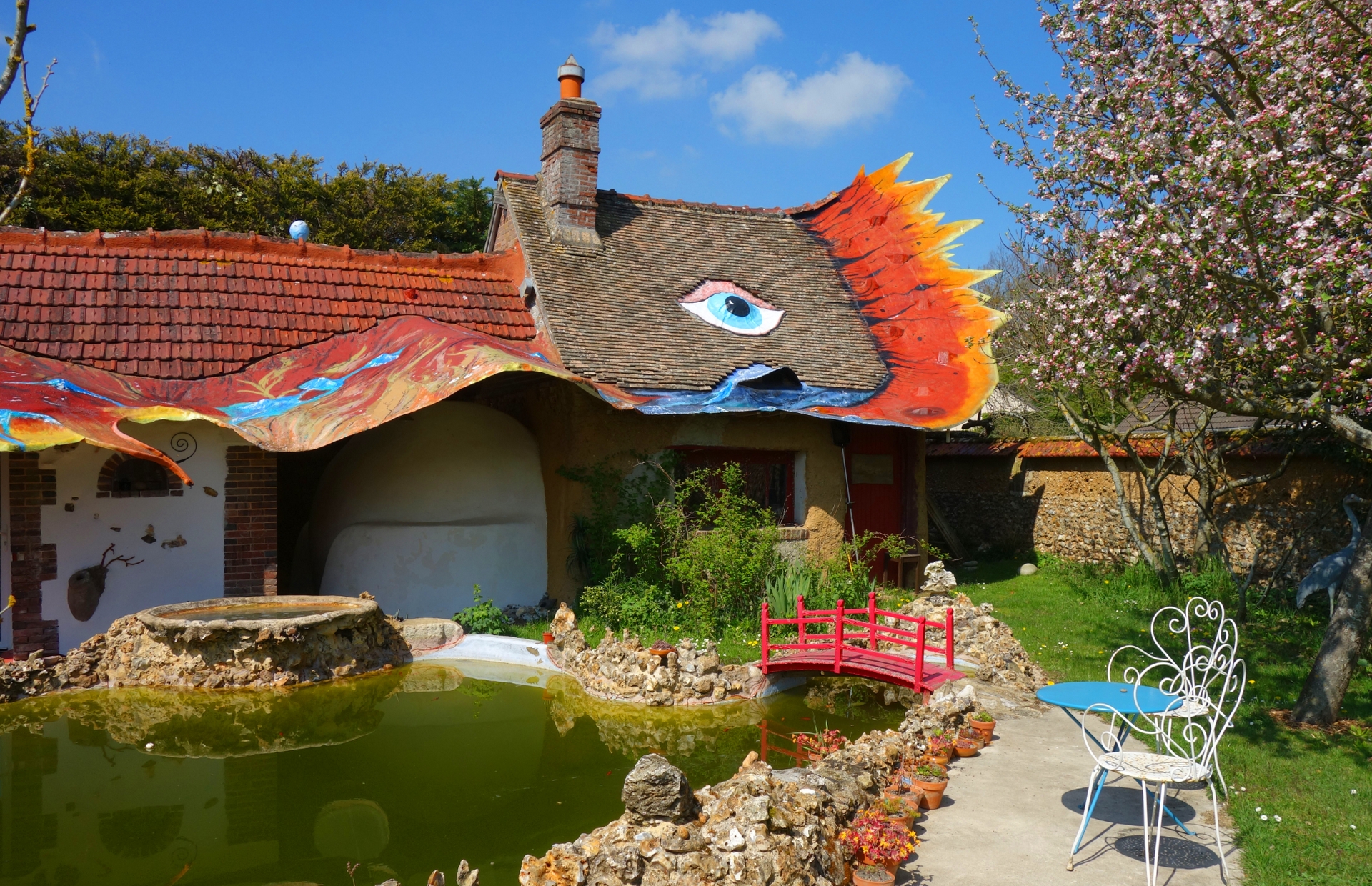 Onirika, la maison-peau qui respire, est une architecture organique dédié à l’expérimentation artistique et au bien être. On y pratique le Qi Gong, les massages, le chamanisme et accueil des retraites de jeûne.